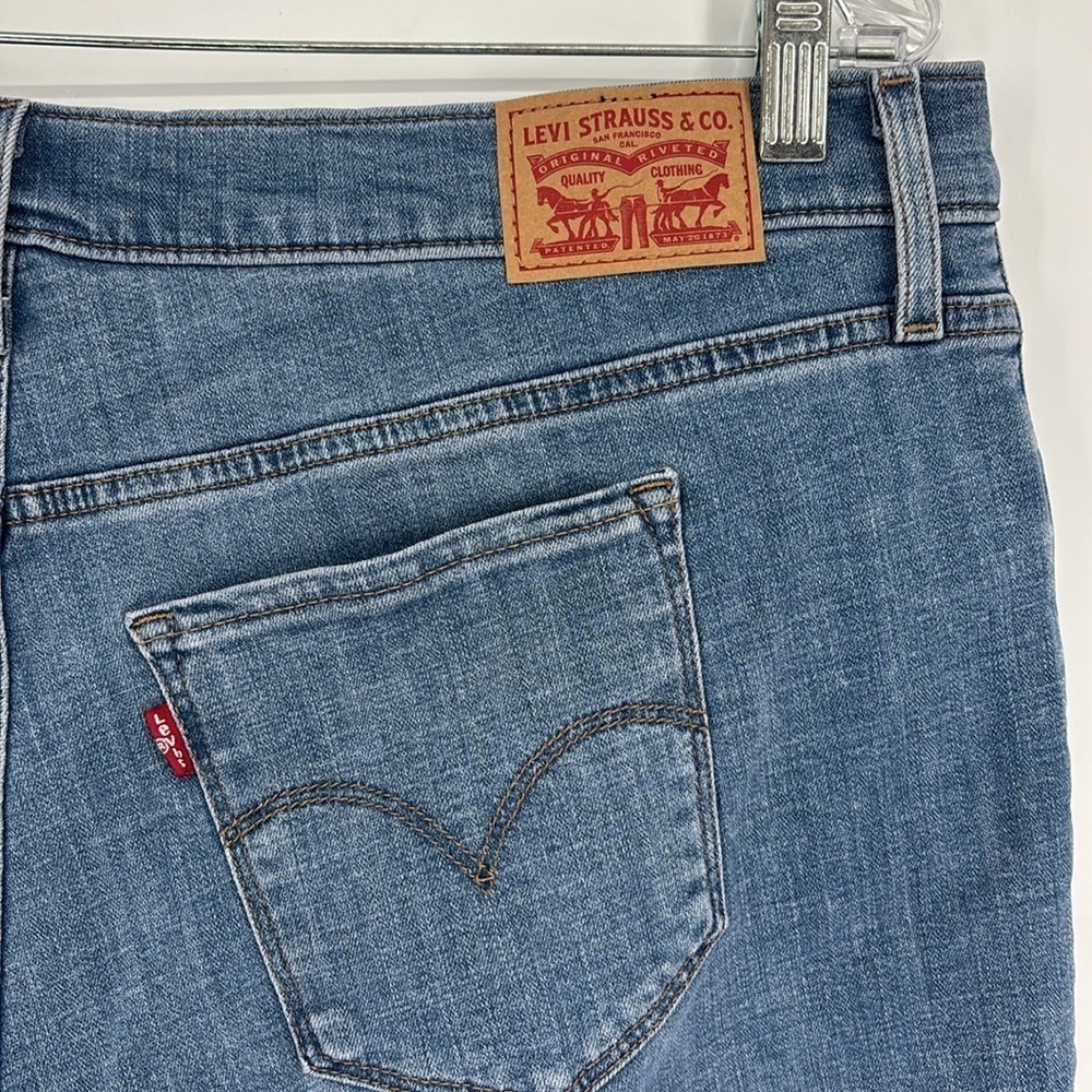 Levi's Classic Bermuda Jean Shorts Women’s Plus Size 18W in EUC! - Picture 4 of 7